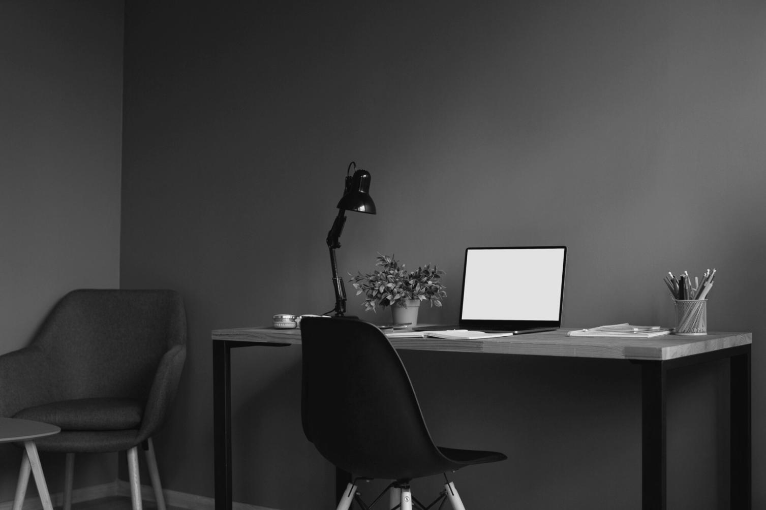 Teilnehmer arbeiten gemeinsam an Finanzplanungen während eines Workshops